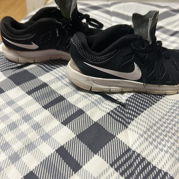 2 size 12 c little boys Nikes, well loved, fair condition - Picture 10 of 11